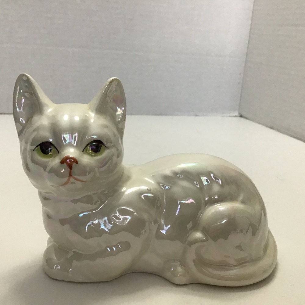 Vintage Figural White Cat Lustreware Porcelain Ceramic MADE IN TAIWAN